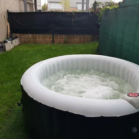 F2 Avec Jardin Et Jacuzzi Apartment *